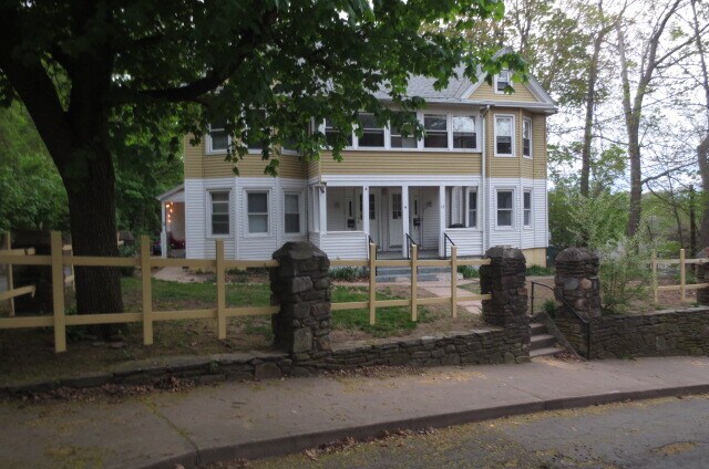 12 Arch St in Manchester, CT - Foto de edificio