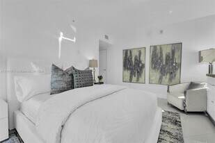 1300 Brickell Bay Dr in Miami, FL - Building Photo