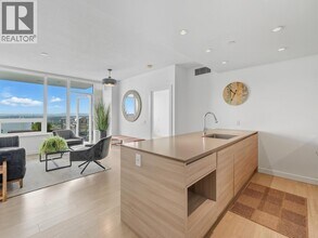 908 Quayside Dr in New Westminster, BC - Building Photo - Building Photo
