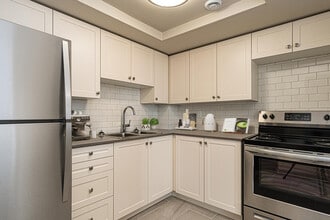 Portsmouth Place East in Kingston, ON - Building Photo - Building Photo