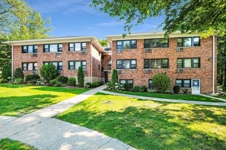 Rye Village Apartments in Rye, NY - Foto de edificio - Building Photo