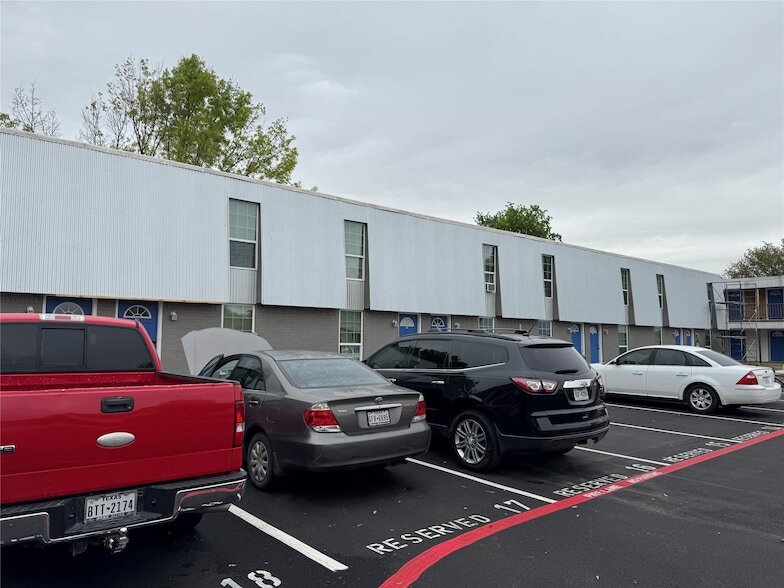 357 NW Newton Dr in Burleson, TX - Building Photo