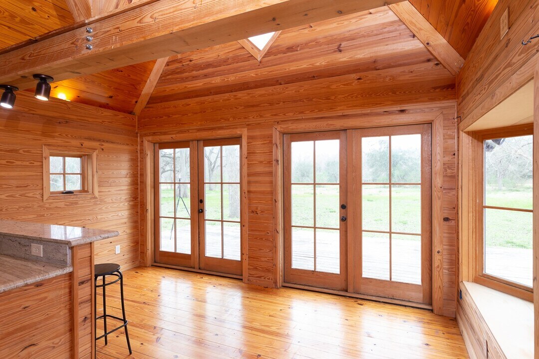 9035 Brazos River Rd in Damon, TX - Building Photo