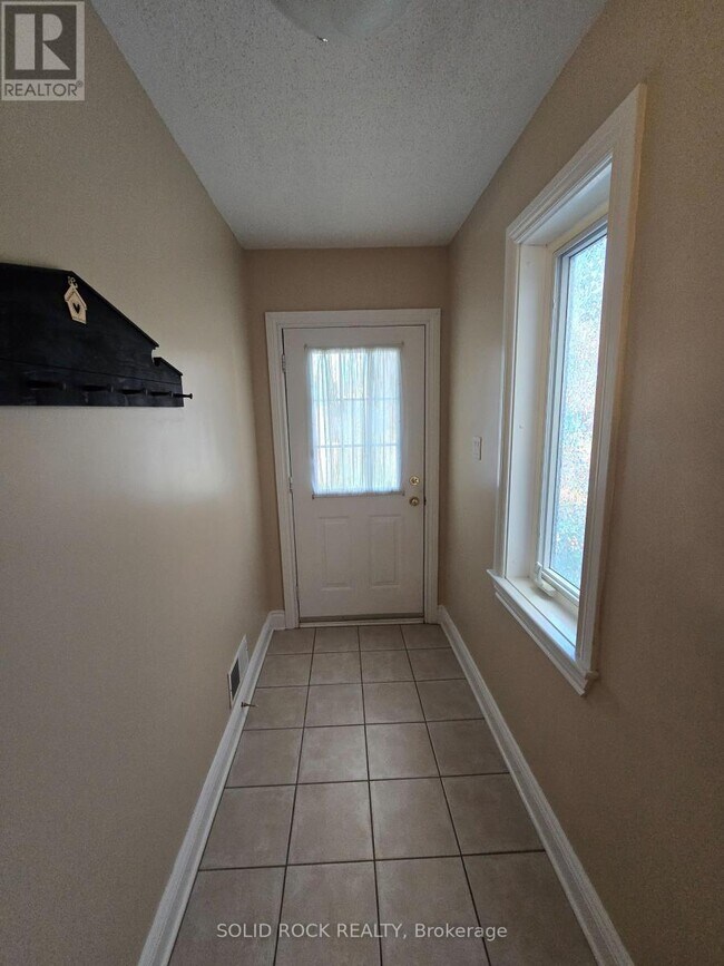 72 CASTLE GLEN Crescent in Ottawa, ON - Building Photo - Building Photo