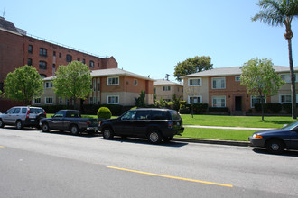 261 S New Hampshire Ave in Los Angeles, CA - Foto de edificio - Building Photo
