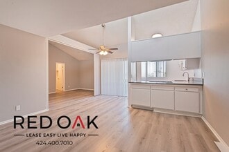 8614 Woodley Ave, Unit 218 in Los Angeles, CA - Foto de edificio - Building Photo