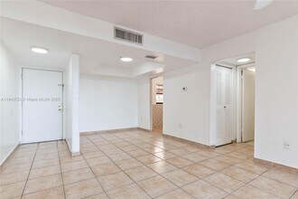 10985 SW 107th St in Miami, FL - Foto de edificio - Building Photo