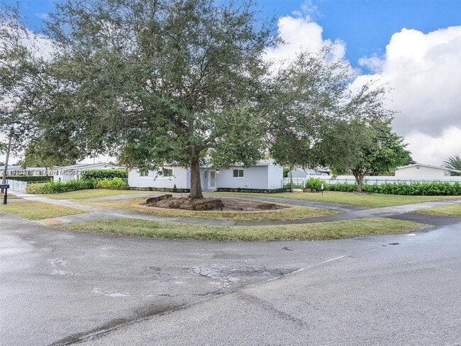 17320 NW 80th Ave in Hialeah, FL - Building Photo - Building Photo