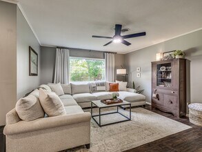 4327 S Allegheny Ave in Tulsa, OK - Foto de edificio - Building Photo