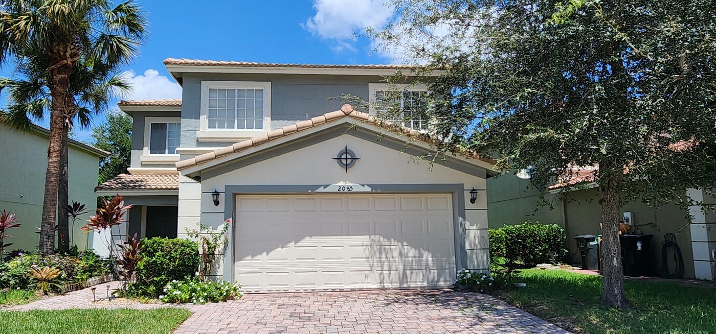 2085 Marblehead Way in Port St. Lucie, FL - Foto de edificio