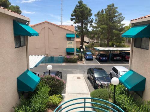 2180 Pinetop Ln, Unit 204 in Las Vegas, NV - Building Photo