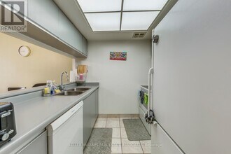 250-250 Webb Dr in Mississauga, ON - Building Photo - Building Photo