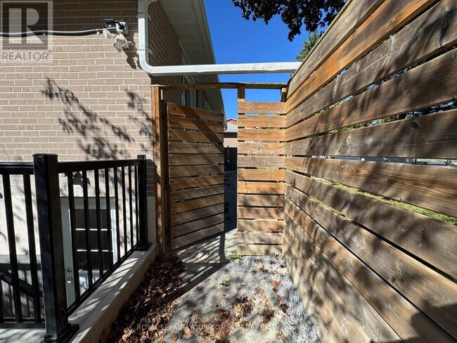 145 Harrison Dr in Newmarket, ON - Building Photo - Building Photo