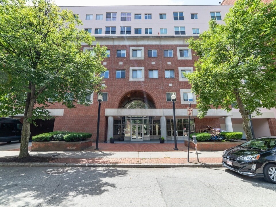 20 Webster St, Unit 410 in Brookline, MA - Foto de edificio