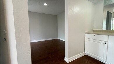 6701 Sands Point Dr in Houston, TX - Building Photo - Building Photo