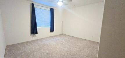 10310 Spanish Moss Dr in Bakersfield, CA - Building Photo - Building Photo