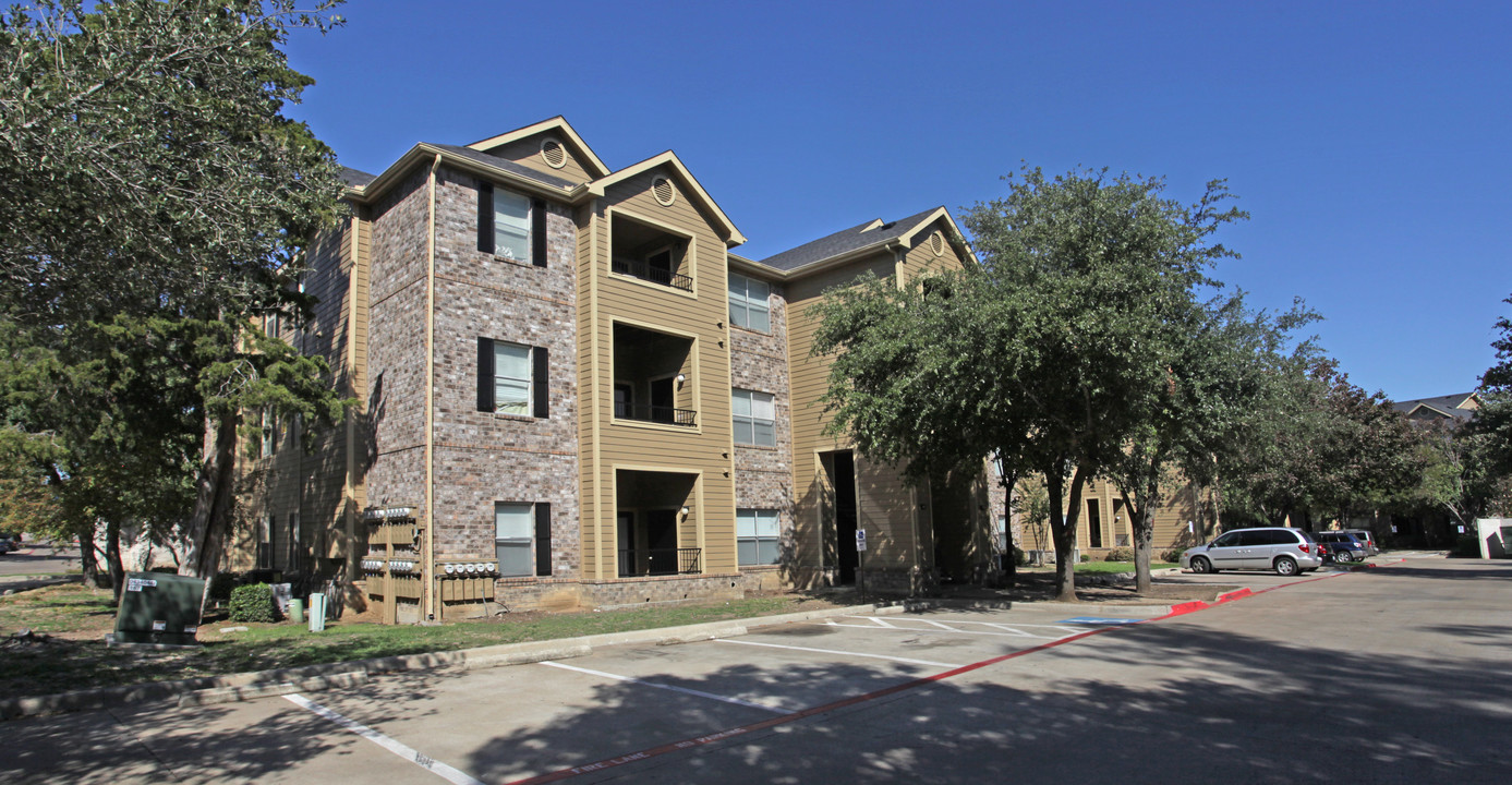 Park at Cliff Creek in Dallas, TX - Building Photo