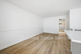 2065 E Ocean View Ave in Norfolk, VA - Building Photo - Building Photo