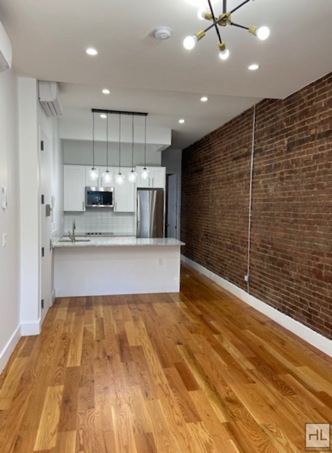 VANDERBILT AVENUE / Renovated 1-Bedroom in in Brooklyn, NY - Building Photo - Building Photo