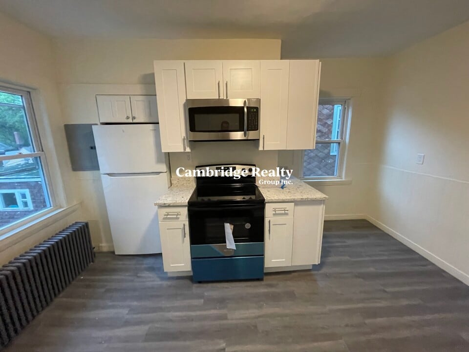 357 Cambridge St, Unit 3T in Cambridge, MA - Building Photo