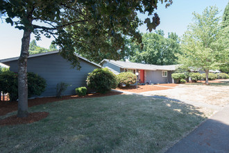 Redwood Court in Dallas, OR - Building Photo - Building Photo