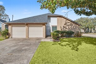 319 Richvale Ln in Webster, TX - Building Photo