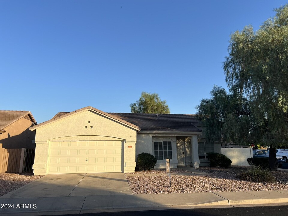 17201 N Larkspur Ln in Surprise, AZ - Building Photo