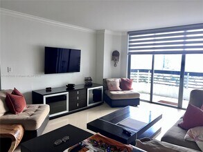 19101 NE 36th Pl in Aventura, FL - Building Photo - Building Photo