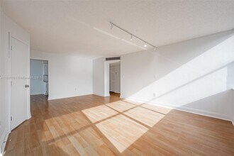 1300 NE Miami Gardens Dr in North Miami Beach, FL - Building Photo - Building Photo