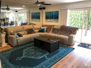 15481 Cottonwood Cir in Huntington Beach, CA - Foto de edificio - Building Photo