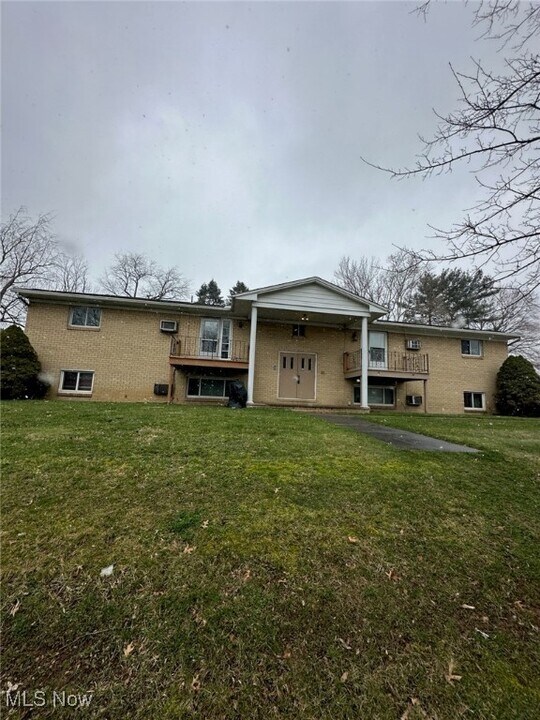 151 Frana Clara St in Louisville, OH - Building Photo