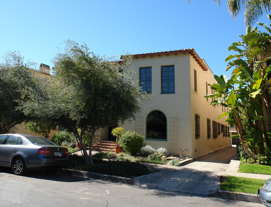 419 N Sierra Bonita Ave in Los Angeles, CA - Foto de edificio