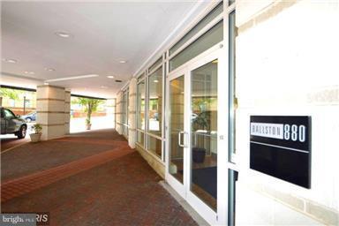 880 N Pollard St in Arlington, VA - Building Photo