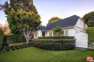 335 Huntley Dr in West Hollywood, CA - Building Photo - Building Photo