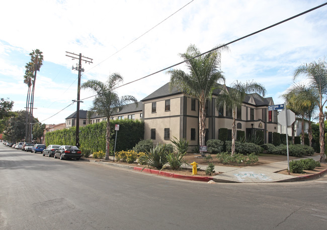 Carlton Way Apartments in Los Angeles, CA - Foto de edificio - Building Photo