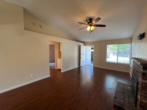 212 Oak Meadow Ln in Paso Robles, CA - Foto de edificio - Building Photo