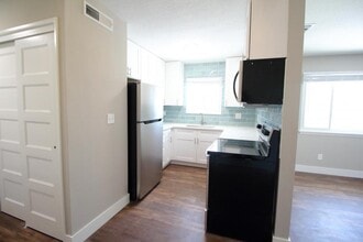 6020 Metcalf Ln in Overland Park, KS - Building Photo - Building Photo