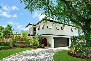 2216-RNT NE 18th Ave in Wilton Manors, FL - Building Photo