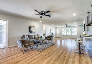 8011 Woodhue Rd in Dallas, TX - Building Photo - Building Photo