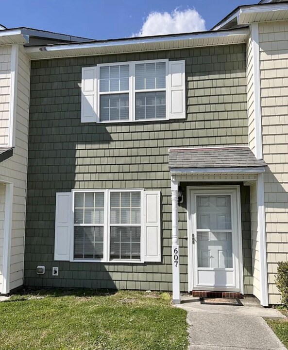 607 Streamwood Dr Photo