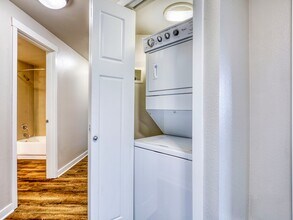 Strata on California in Seattle, WA - Foto de edificio - Building Photo