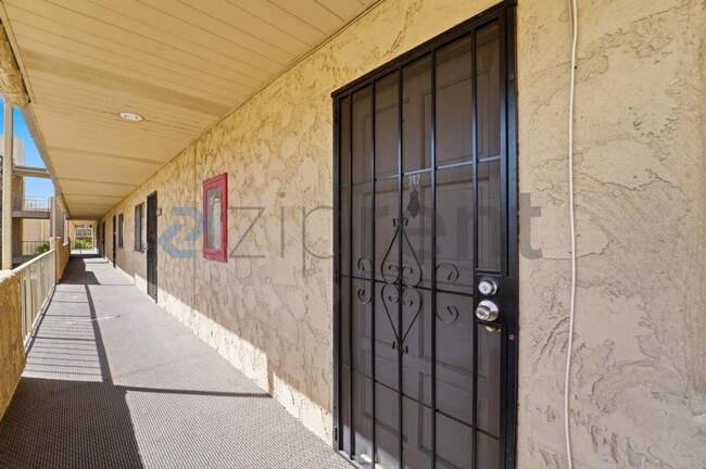4950 N Miller Rd in Scottsdale, AZ - Foto de edificio - Building Photo