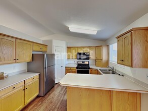 1274 W 2000 N in Clinton, UT - Foto de edificio - Building Photo
