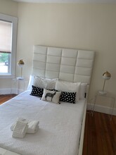 27 Forest St, Unit 1 in Cambridge, MA - Foto de edificio - Building Photo