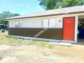 809 John Adams Dr in San Antonio, TX - Foto de edificio - Building Photo