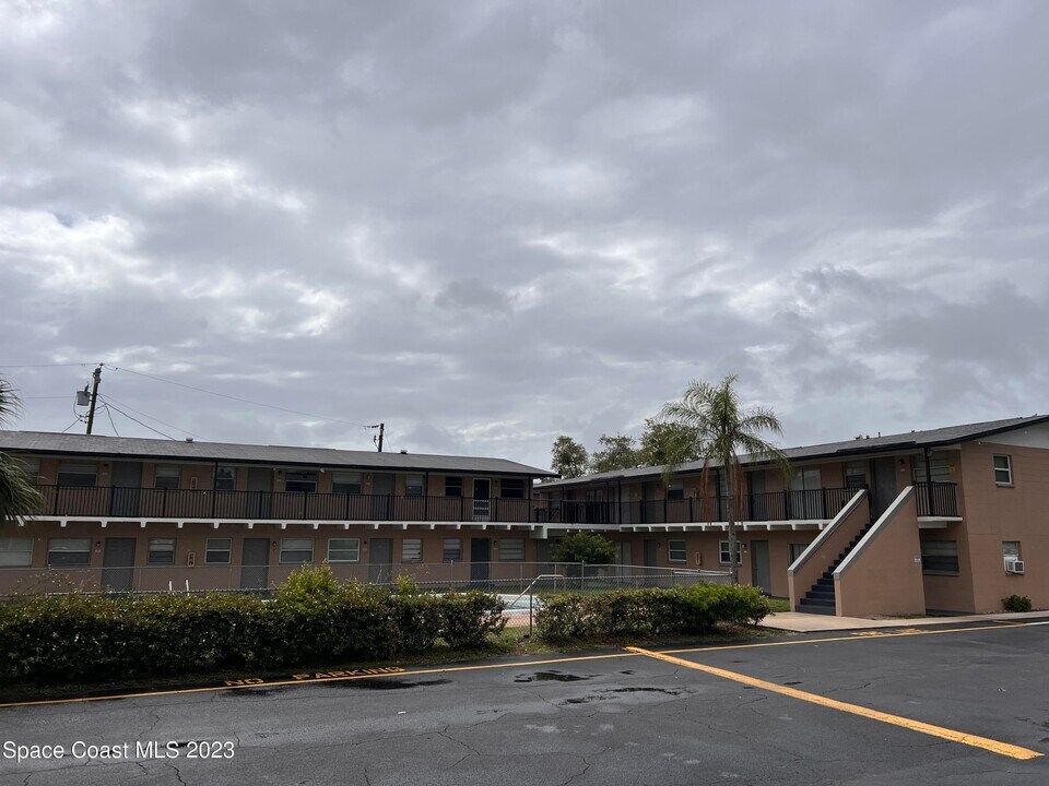 1715 Dixon Blvd in Cocoa, FL - Building Photo