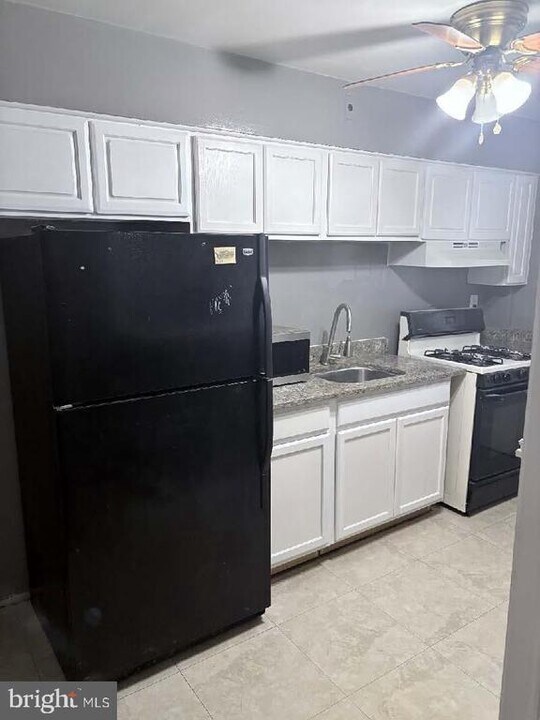 422 Scarsdale Rd in Baltimore, MD - Building Photo