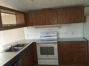 100 Holland Dr in Morganton, NC - Foto de edificio - Building Photo