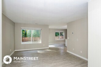 5110 203rd St Ct E in Spanaway, WA - Foto de edificio - Building Photo