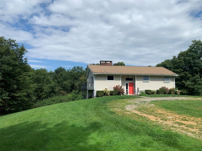860 Hunns Lake Rd in Stanfordville, NY - Building Photo - Building Photo